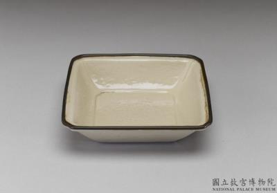 图片[2]-Porcelain brush washer with metal rim and impressed design in white glaze, Ming dynasty (1368-1644)-China Archive